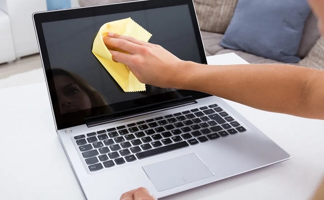 Cara Membersihkan Layar Laptop dan Merawatnya Agar Tak Mudah Kotor
